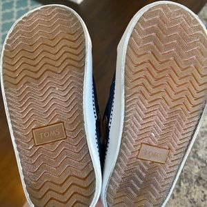 Navy toddler toms size 7